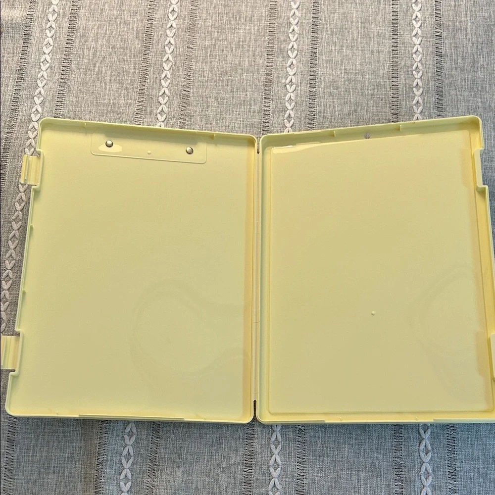 N/A pale yellow